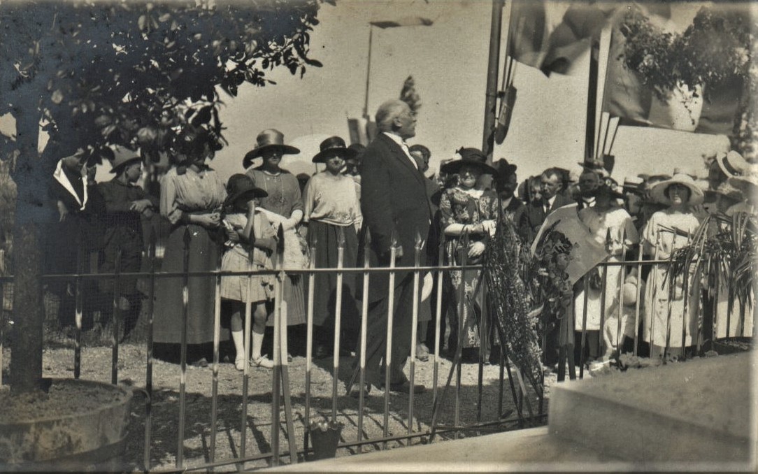 Cérémonie devant le monument